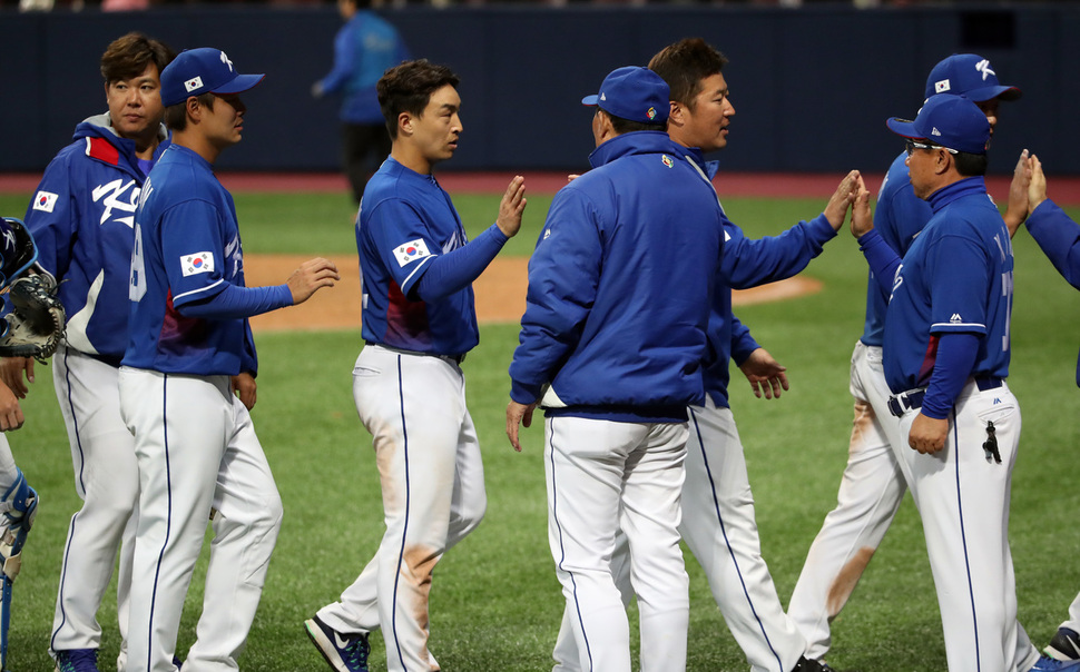 26일 서울 고척돔에서 열린 2017 세계야구클래식(WBC) 한국과 쿠바 대표팀의 평가전에서 승리하고 손아섭(왼쪽 셋째) 등 한국 선수들이 하이파이브를 하며 더그아웃으로 향하고 있다. 연합뉴스