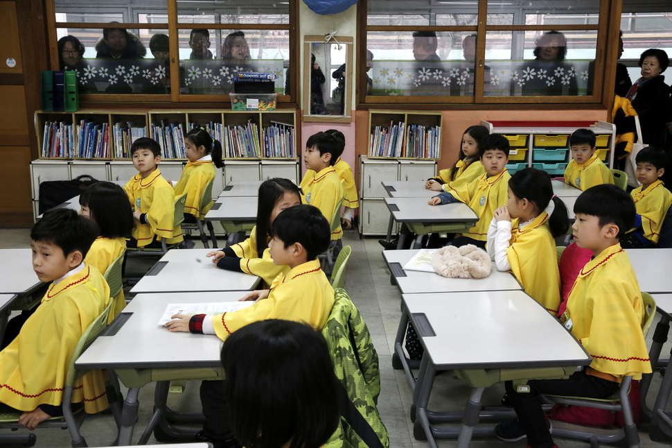 학부모들이 2일 오전 입학식이 열린 서울 종로구 혜화동 혜화초등학교 교실에서 입학생들을 보고 있다. 김명진 기자 littleprince@hani.co.kr