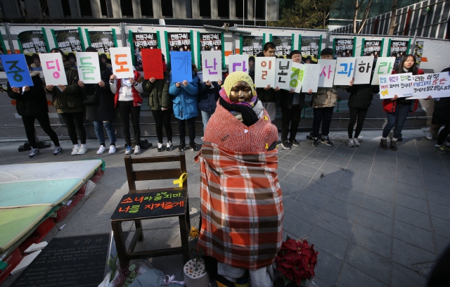 지난달 11일 서울 종로구 일본대사관 앞에서 1265차 일본군위안부 문제해결을 위한 정기 수요시위가 열렸다. <한겨레> 자료사진