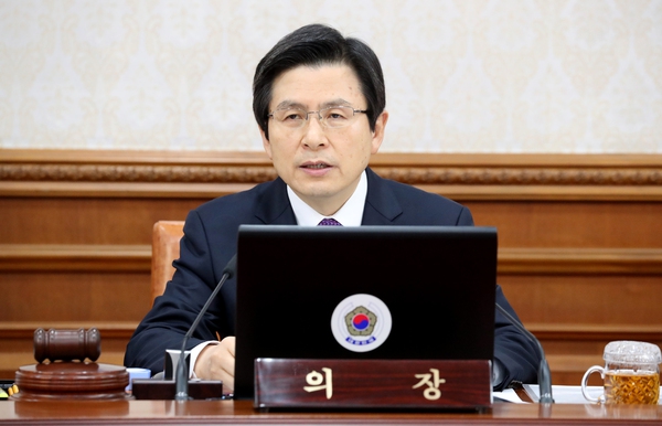 황교안 대통령 권한대행 겸 국무총리가 28일 정부 서울청사에서 열린 국무회의에서 발언하고 있다.연합뉴스