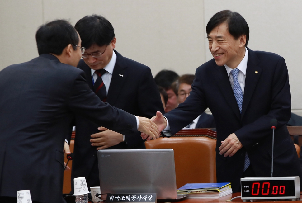 이주열 한국은행 총재(오른쪽)가 28일 오전 열린 국회 기획재정위원회 전체회의에서 자유한국당 간사인 추경호 의원과 인사하고 있다.                      연합뉴스