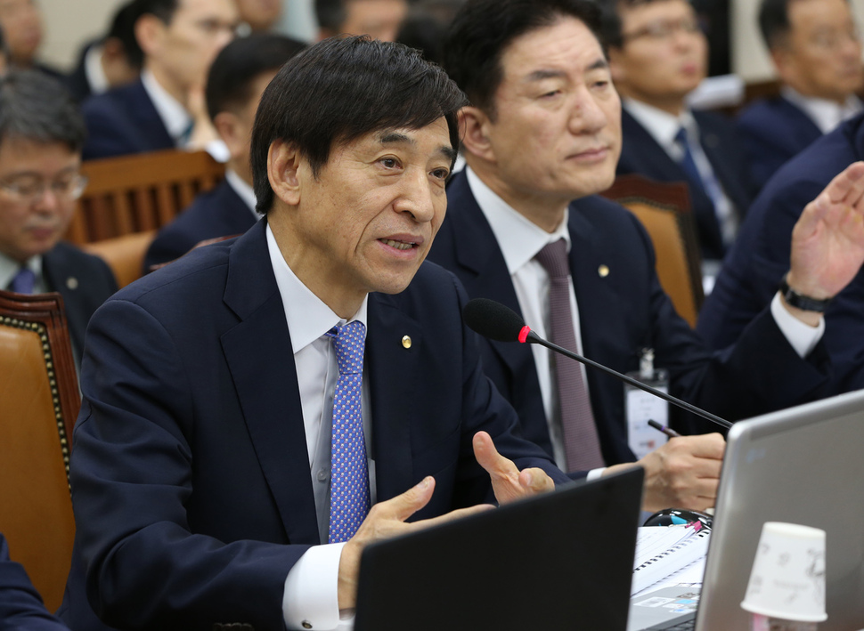 지난해 국회 기획재정위원회에 출석한 이주열 한국은행 총재.             한겨레 자료사진