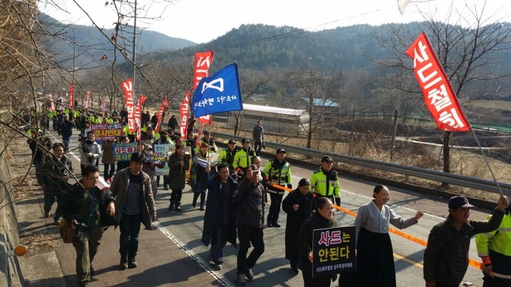 28일 오후 경북 성주군 초전면 소성리에서 주민들이 성주골프장을 향해 행진을 하고 있다.