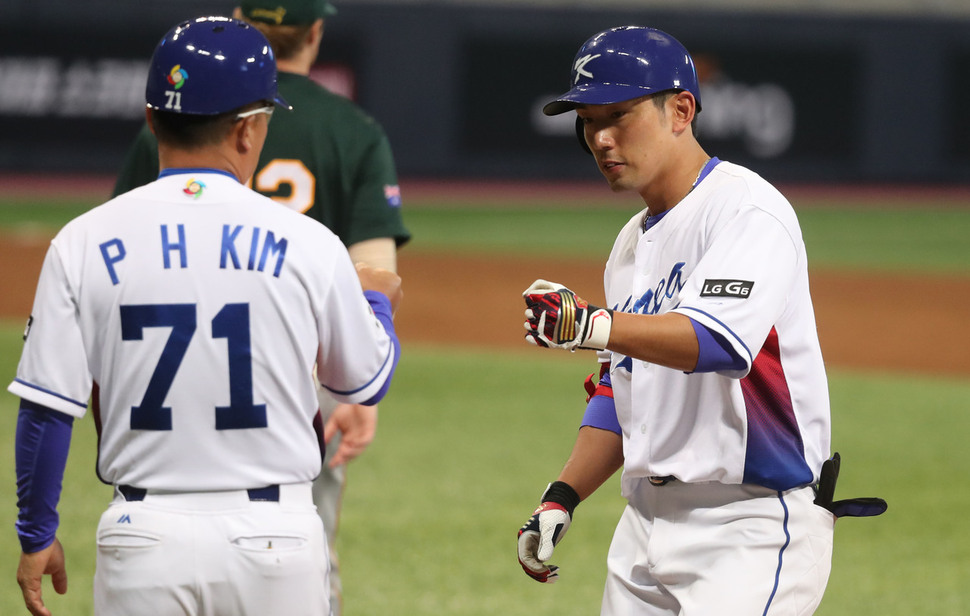 28일 서울 고척스카이돔에서 열린 2017 세계야구클래식(WBC) 평가전 한국 대 호주 경기. 6회말 2사 1루 때 서건창이 안타를 친 뒤 김평호 1루 코치와 주먹을 부딪치고 있다. 연합뉴스