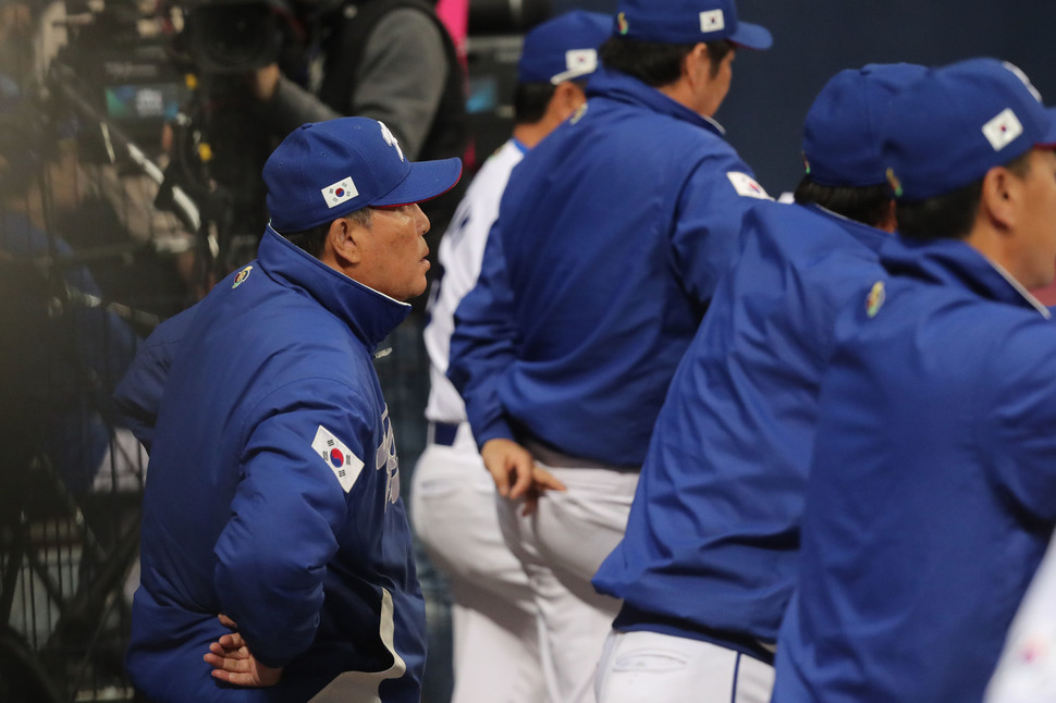 28일 서울 고척돔에서 열린 2017 세계야구클래식(WBC) 평가전 한국 대 호주 경기에서 김인식 감독이 3회초 수비를 지켜보고 있다. 연합뉴스