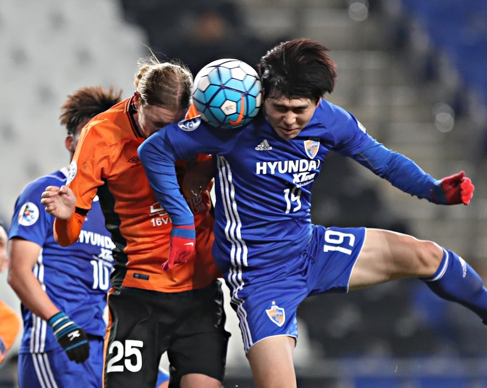 울산 현대의 김승준(19번)이 28일 울산 문수축구경기장에서 열린 2017 아시아축구연맹(AFC) 챔피언스리그 E조 조별리그 경기에서 브리즈번 선수와 헤딩 경합을 하고 있다.  울산/연합뉴스