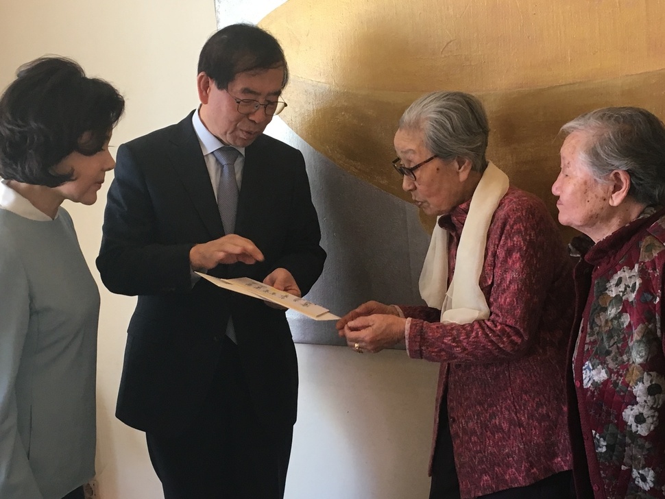 박원순 서울시장이 일본군위안부 피해자 김복동(오른쪽에서 두번째), 길원옥(오른쪽) 할머니와 이야기를 나누고 있다. 일본군성노예제 문제해결을 위한 정의기억재단 제공