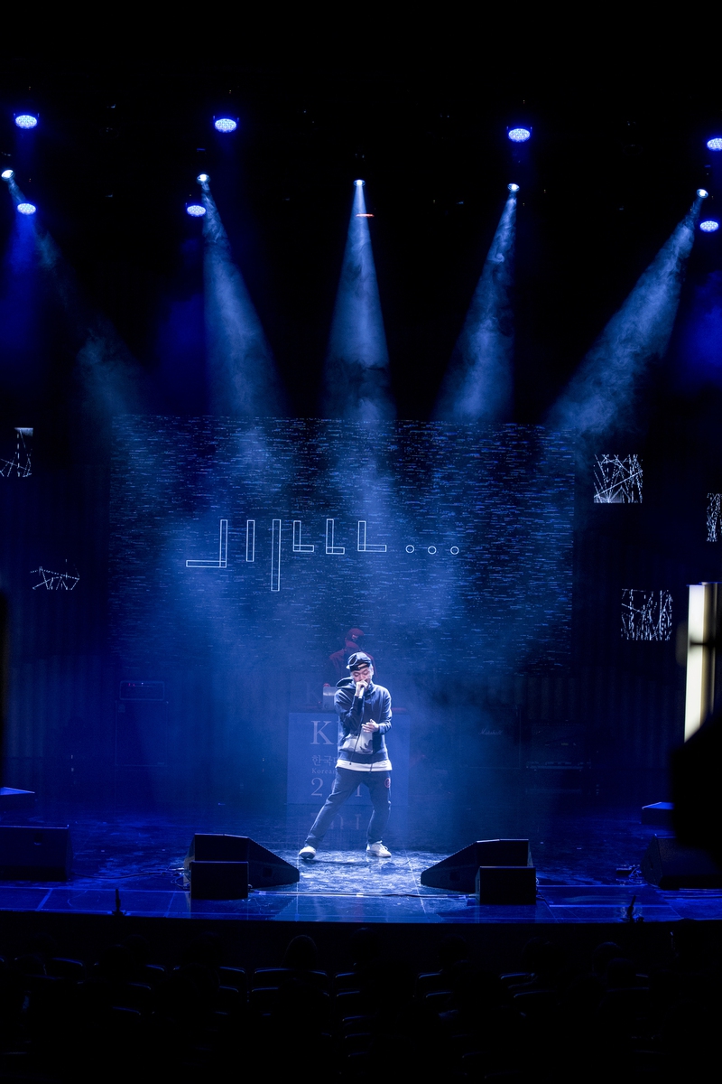 지난해 ‘올해의 음반’ 수상자 이센스가 한국대중음악상 시상식의 피날레를 장식하고 있다. 지난해 10월 출소 뒤 첫 공식일정이었다.