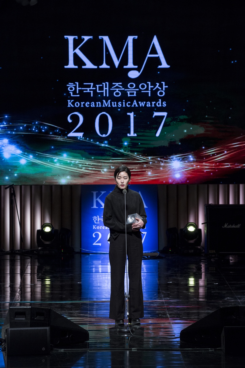 ‘최우수 포크 노래’를 수상한 이랑은 상패를 즉석경매에 부쳤다.