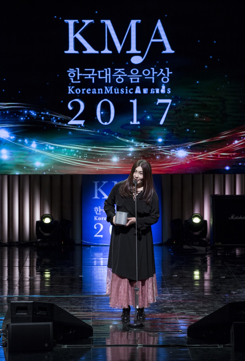 제14회 한국대중음악상의 ‘올해의 음반’은 조동진 <나무가 되어>에 돌아갔다. 동생 조동희가 푸른곰팡이를 대신하여 나와 상을 받았다.