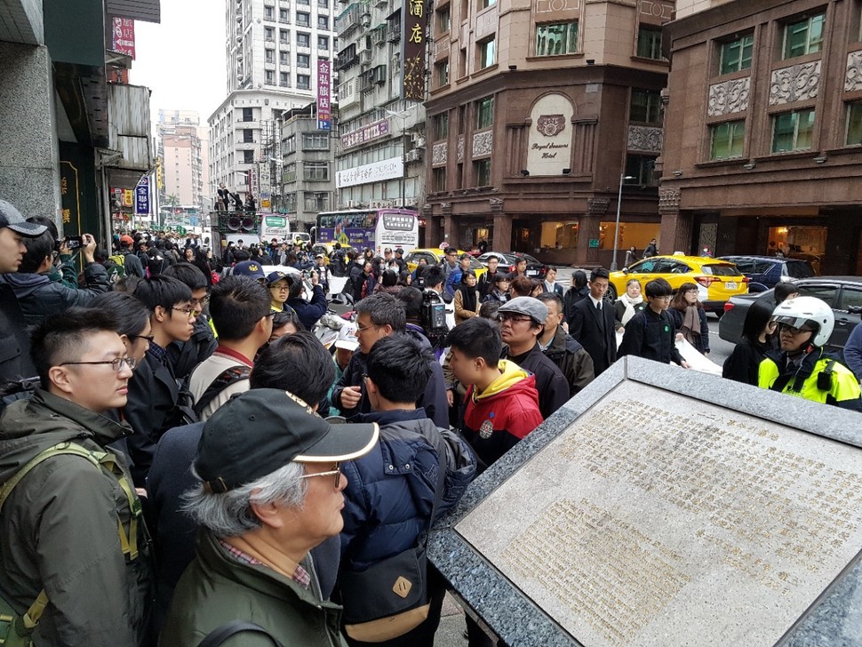 대만의 시민단체 회원들이 27일 오후 대만 2·28사건의 발단이 된 타이베이시 다퉁구 천마다방 부근에 세워진 표지석을 중심으로 기념행사를 열고 있다.