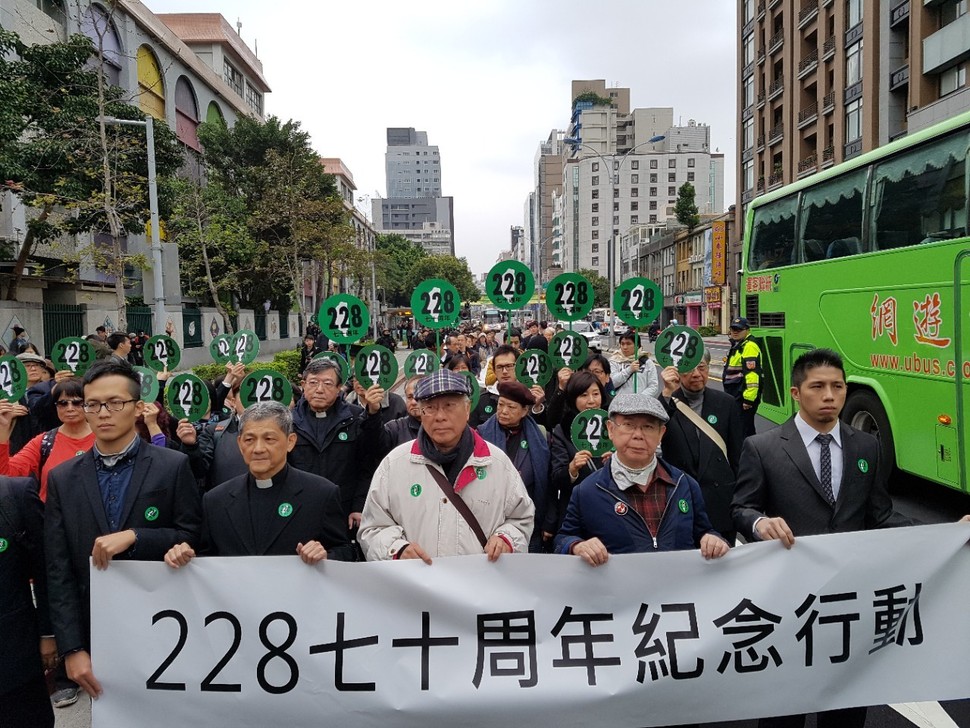 대만의 시민단체들이 지난 27일 오후 타이베이시에서 ‘2·28 70주년 기념행동’ 집회를 연 뒤 거리행진에 나서고 있다.