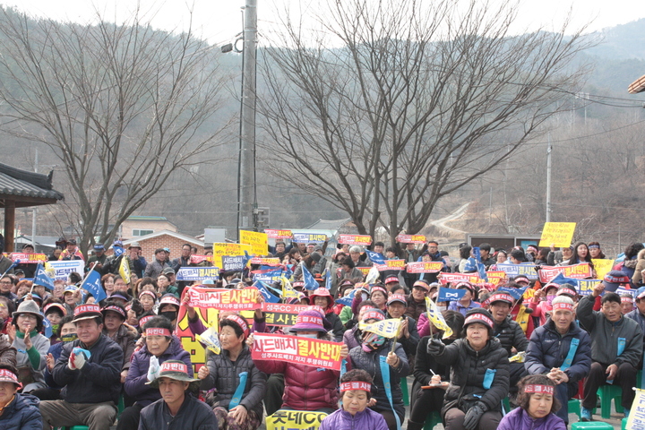 1일 오후 경북 성주군 초전면 소성리 회관 앞에서 주민 400여명이 사드 배치 철회를 요구하며 항의 집회를 하고 있다.