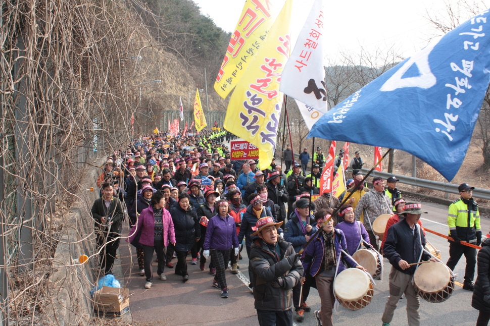 1일 오후 경북 성주군 초전면 소성리에서 주민들이 사드가 배치되는 롯데스카이힐 성주컨트리클럽(골프장)을 향해 행진을 하고 있다.