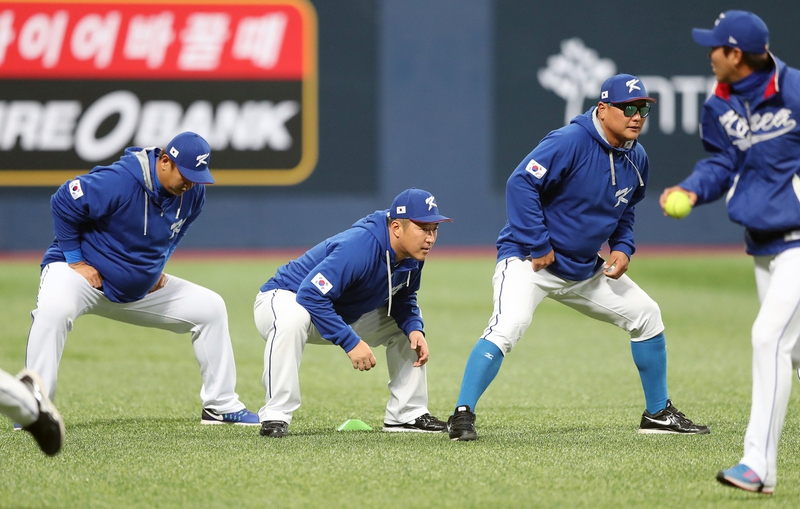 2017 세계야구클래식(WBC) 대표팀 중심 타자들인 이대호(왼쪽부터), 최형우, 김태균이 1일 오후 서울 구로구 고척스카이돔에서 열린 한국 대표팀 공식 훈련에서 나란히 서서 몸을 풀고 있다. 연합뉴스