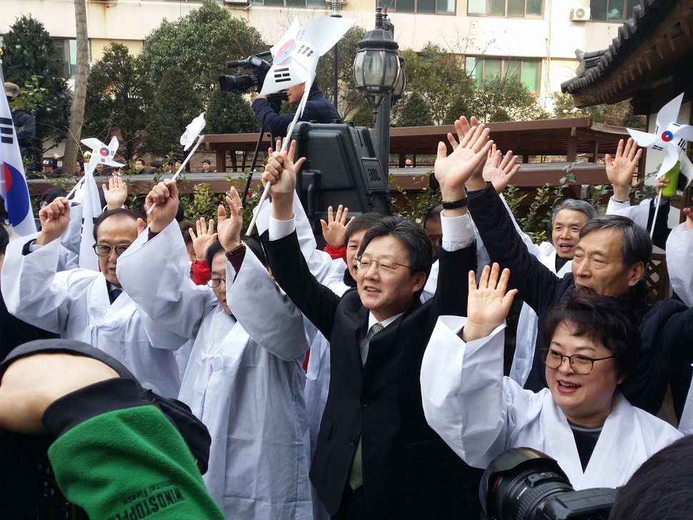 바른정당 대선주자인 유승민 의원이 1일 대구 중구 이상화 고택에서 열린 ‘3·1 만세운동 재현행사'에 참석해 시민과 만세 삼창을 하고 있다. 대구/연합뉴스