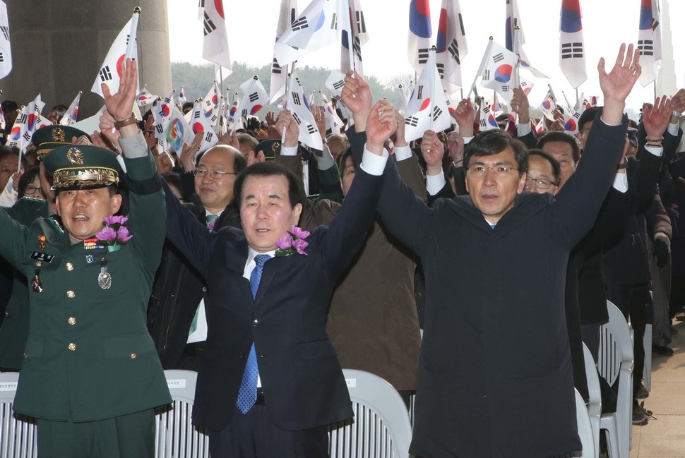 1일 충남 천안 독립기념관에서 열린 제98주년 3.1절 기념식에서 안희정 충남지사(오른쪽)가 만세삼창을 하고 있다. 천안/연합뉴스