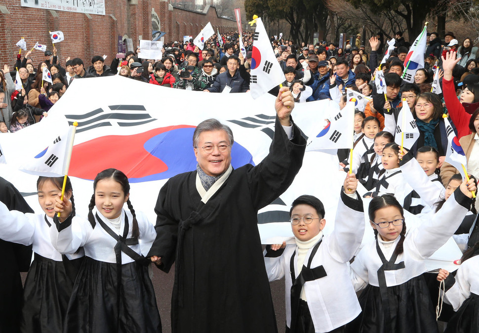 문재인 전 더불어민주당 대표가 3·1절을 맞아 1일 오전 서울 서대문구 통일로 독립공원에서 열린 ‘1919 그날의 함성’ 기념행사에 참가해 시민들과 함께 만세를 부르고 있다. 이정우 선임기자 woo@hani.co.kr