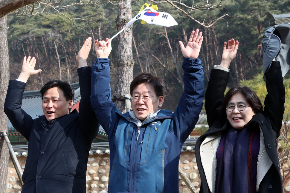 더불어민주당 대선주자인 이재명 경기 성남시장(가운데)이 1일 오전 광주 무등산 문빈정사 앞에서 3·1절을 맞아 만세를 외치고 있다. 광주/연합뉴스