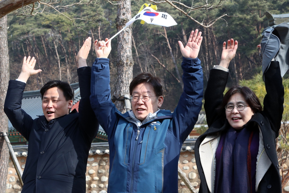 더불어민주당 대선주자인 이재명 경기 성남시장(가운데)이 1일 오전 광주 무등산 문빈정사 앞에서 3·1절을 맞아 만세를 외치고 있다.  연합뉴스