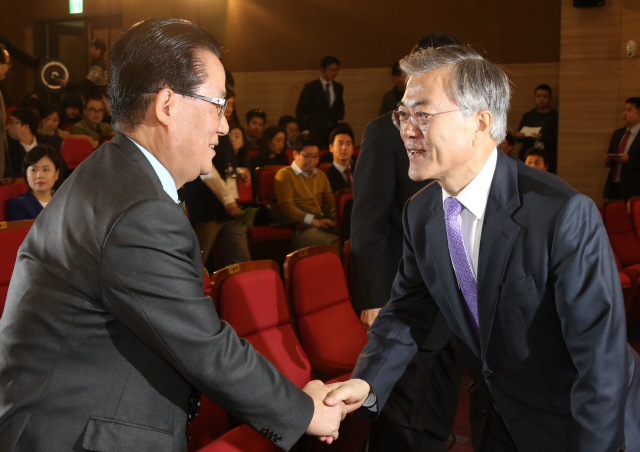 2015년 새정치민주연합 당대표 선거에 출마한 문재인(오른쪽), 박지원 후보가 1월21일 국회 의원회관에서 당 보좌진협의회가 연 후보 초청 토론회에 참석해 인사를 나누고 있다. 이정우 선임기자 woo@hani.co.kr