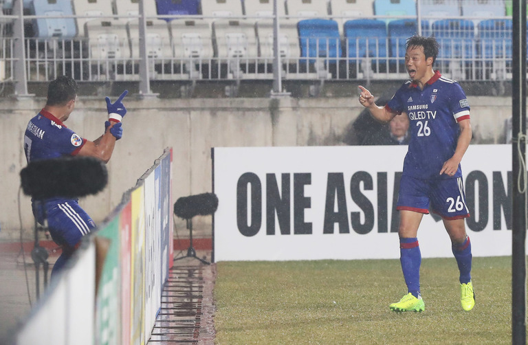 수원 삼성 염기훈(오른쪽)이 1일 저녁 수원월드컵경기장에서 열린 2017 아시아축구연맹(AFC) 챔피언스리그 G조 조별리그 2차전에서 전반 32분 코너킥 상황에서 조나탄(왼쪽)의 골을 도운 뒤 함께 기뻐하고 있다. 수원/연합뉴스