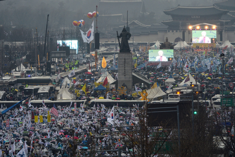 3·1운동 98돌을 맞은 1일 오후 경찰 차벽을 경계로 서울 세종대로 사거리와 광화문광장에서 각각 탄핵 반대 집회와 탄핵 촉구 집회가 열렸다.  사진공동취재단