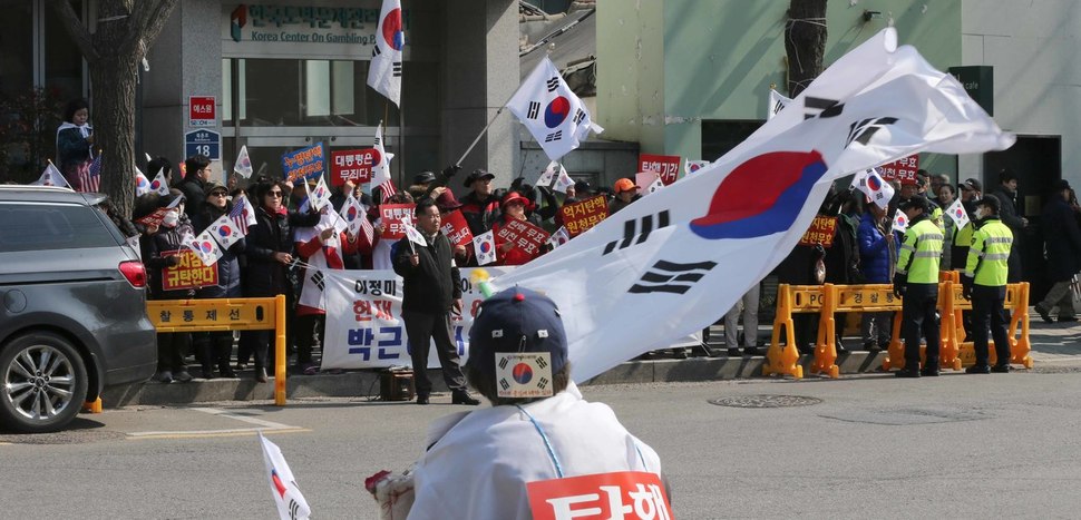 엄마부대 회원들이 지난달 28일 오전 서울 재동 헌법재판소 앞에서 기자회견을 열고 박근혜 대통령 탄핵 각하를 촉구하며 태극기를 흔들고 있다. 박종식 기자 anaki@hani.co.kr