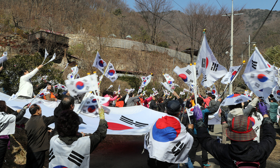 ‘대통령 탄핵 기각을 위한 국민총궐기 운동본부' 회원 등이 28일 오후 더불어민주당 문재인 전 대표의 경남 양산 자택 앞에서 태극기 집회를 열고 있다. 연합뉴스