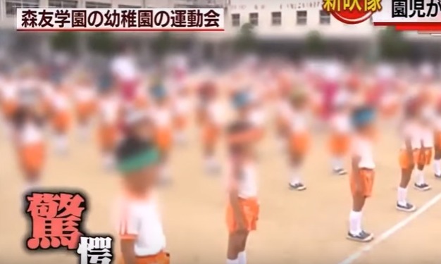 칼 차고, “아베 힘내라” 선서…일 유치원 ‘우익 교육’ 열도 발칵