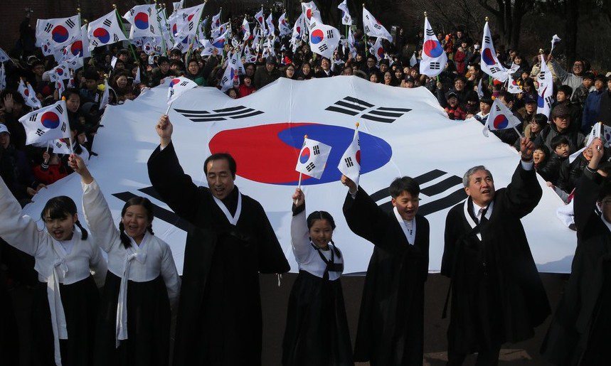 태극기 수난시대…종로구 소식지 표지에 ‘태극기’ 탈락, 왜? 