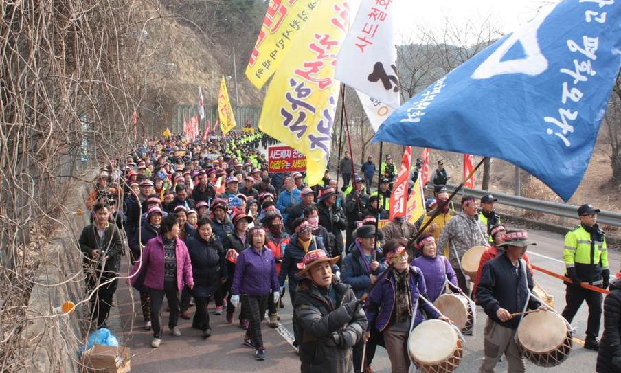 “우린 안보의 제물”…성주 주민 400여명 사드배치 반대 집회