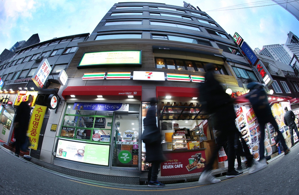 편의점은 현대인들에게 삶의 일부분이 됐다. 해가 질 무렵 서울 명동의 편의점 앞을 사람들이 지나치고 있다. 박미향 기자 mh@hani.co.kr