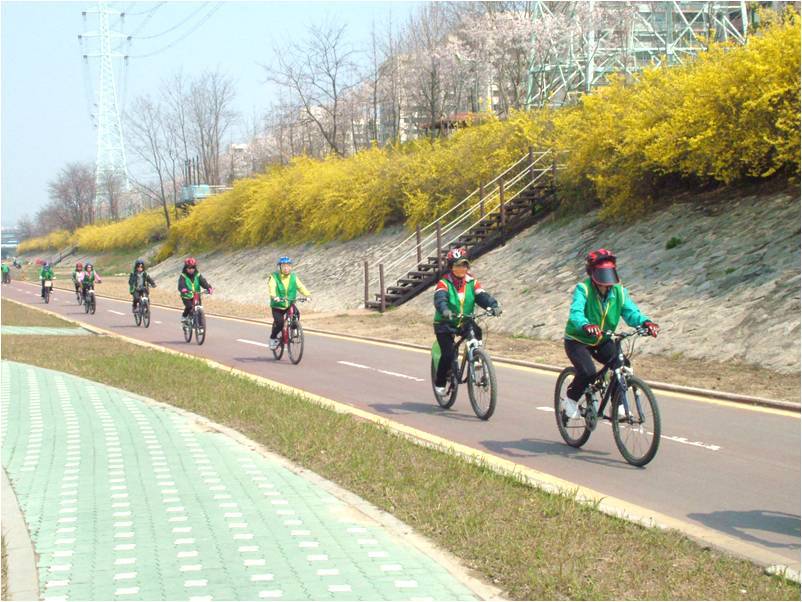 자전거보험에 가입된 노원구민들이 자전거를 타고 있다. 노원구 제공