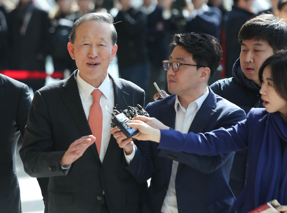 허창수 전경련 회장이 24일 오전 서울 영등포구 전경련 컨퍼런스센터에서 열린 정기총회에 참석하며 기자들의 질문을 받고 있다. 연합뉴스