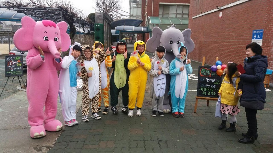 강원 원주 평원초등학교 교장과 6학년 학생들은 2일 새로운 환경에 낯설어할 신입생들을 위해 코끼리와 사자, 악어 등 친숙한 동물로 변신해 입학식을 도왔다. 평원초 제공