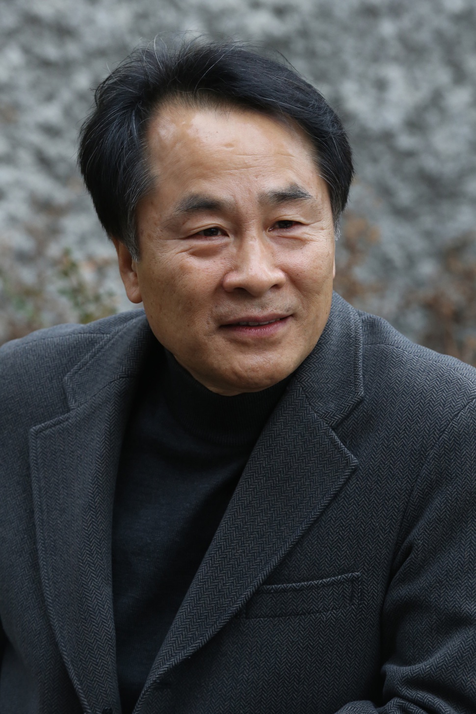 장편소설 <사랑의 생애>를 낸 작가 이승우. “보통 사람들의 사랑 경험에 대한 탐사 보고 삼아 쓴 소설”이라며 “사랑을 하고 난 이가 자신의 사랑을 돌아보는 데에 유용할 수 있지 않을까 싶다”고 말했다. 김경호 선임기자 jijae@hani.co.kr