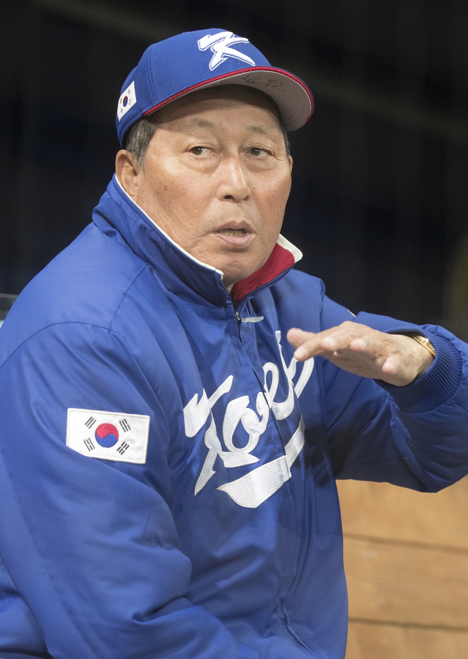 2일 오후 서울 구로구 고척돔에서 열린 2017 세계야구클래식(WBC) 한국 대표팀 대 상무 연습경기. 경기 시작 전 김인식 한국 대표팀 감독이 취재진과 인터뷰를 하고 있다. 연합뉴스