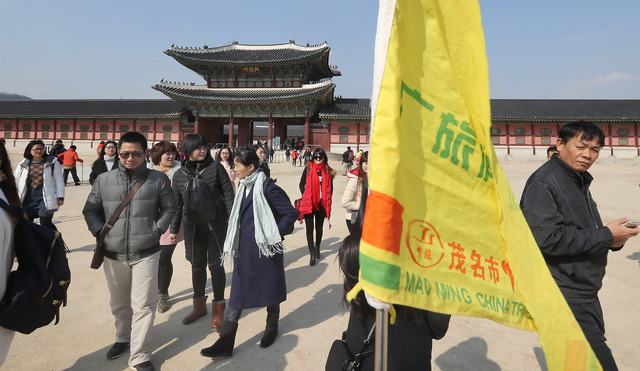 3일 서울 종로구 경복궁에서 중국인 단체 관광객들이 고궁을 둘러보고 있다.연합뉴스