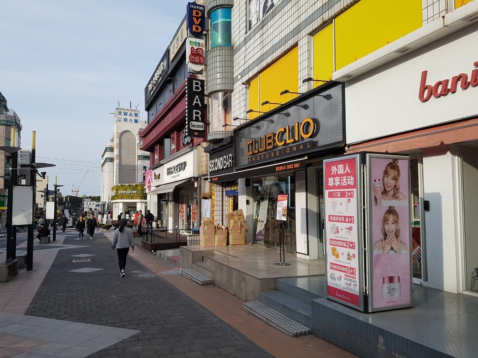 중국 정부가 한국관광 금지 조처를 내린 가운데 3일 오후 중국인들이 많이 찾는 제주시 연동 바오젠거리 모습. 이 곳 상가들은 이번 조처가 영업에 어떤 타격을 줄지 긴장하고 있다.