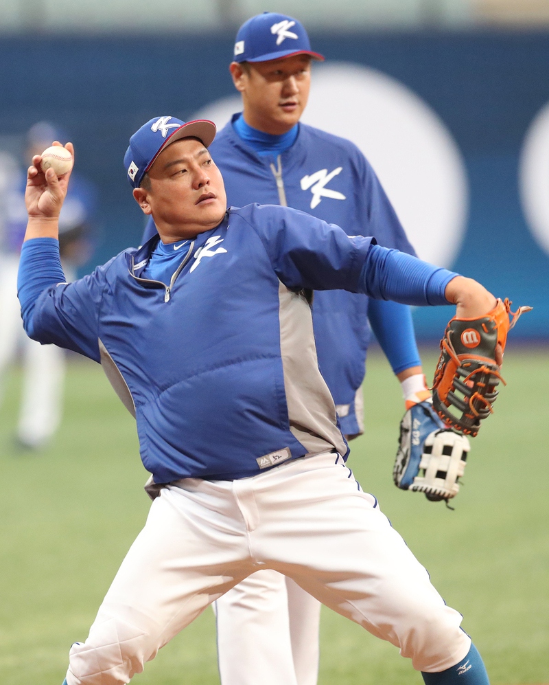 2017 세계야구클래식(WBC) 개막을 하루 앞둔 5일 오전 서울 구로구 고척 스카이돔에서 한국대표팀 김태균(앞쪽)과 이대호가 훈련하고 있다. 연합뉴스