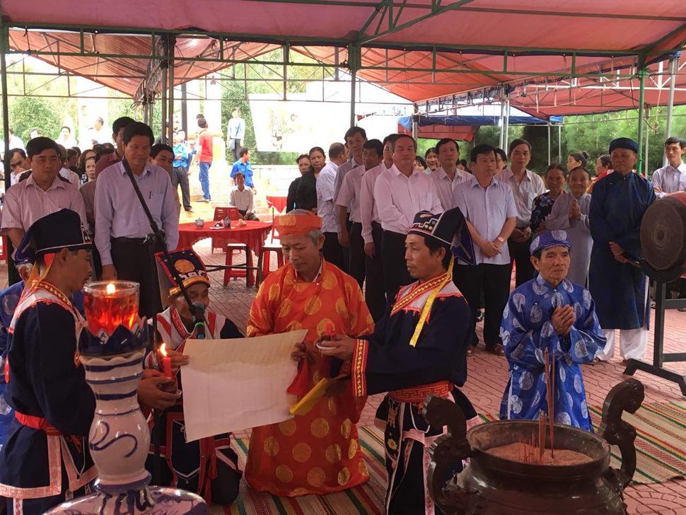 지난 2월24일 열린 빈딘성 떠이선현 떠이빈사에서 열린 빈안학살 ‘따이한 제사’(한국군 희생자들 제사). 한베평화재단 구수정 이사는 한국인으로는 이 제사와 함께 다음날 열린 51주기 위령제에도 한국인으로는 혼자 참석했다.  구수정 제공