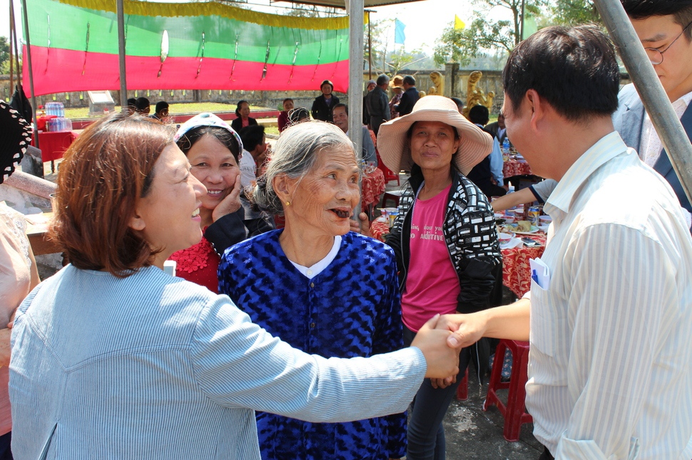 지난 2월20일 꽝남성 디엔반현 디엔즈엉사 하미마을에서 열린 하미 학살 49주기 위령제에서 생존자 등과 이야기를 나누는 구수정 한베평화재단 이사.  꽝남 디엔즈엉/고경태 기자 k21@hani.co.kr