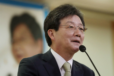 6일 오전 서울 여의도 국회에서 열린 '대선주자 초청 ICT인들과의 대화'에 참석한 바른정당 유승민 의원이 연설을 하고 있다. 연합뉴스
