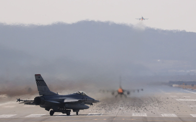 6일 오후 경기도 오산 미군기지에서 주한미군의 F16 전투기가 줄줄이 이륙하고 있다. 오산/연합뉴스