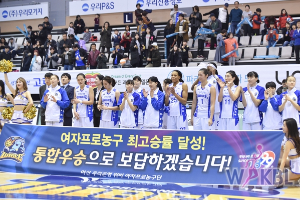 우리은행 선수들이 6일 아산 이순신체육관에서 열린 2016~2017 정규리그 마지막 경기에서 삼성생명을 이겨 최고승률을 기록한 뒤 기뻐하고 있다. WKBL 제공