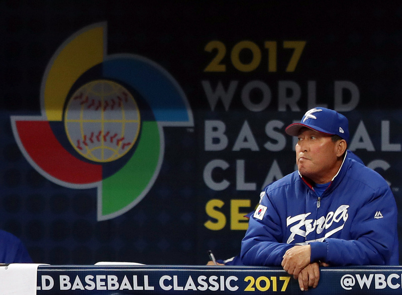 김인식 대표팀 감독이 6일 오후 서울 구로구 고척 스카이돔에서 열린 2017 세계야구클래식(WBC) 개막전 이스라엘과 경기에서 9회초 생각에 잠겨있다. 연합뉴스