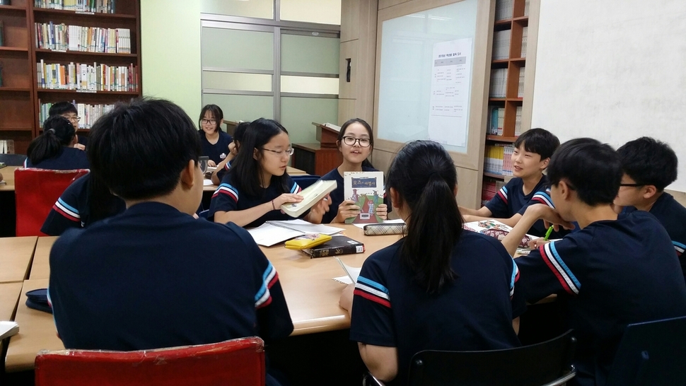 서울개원중학교 정미선 수석교사의 ‘주제탐구 독서토론’ 수업시간에 학생들이 각자 읽은 책을 소개하며 활발하게 토론하고 있다.  정미선 교사 제공