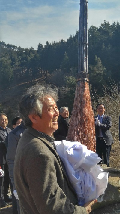 순동 세심빗자루를 제막하고 있는 청담 변동해씨.