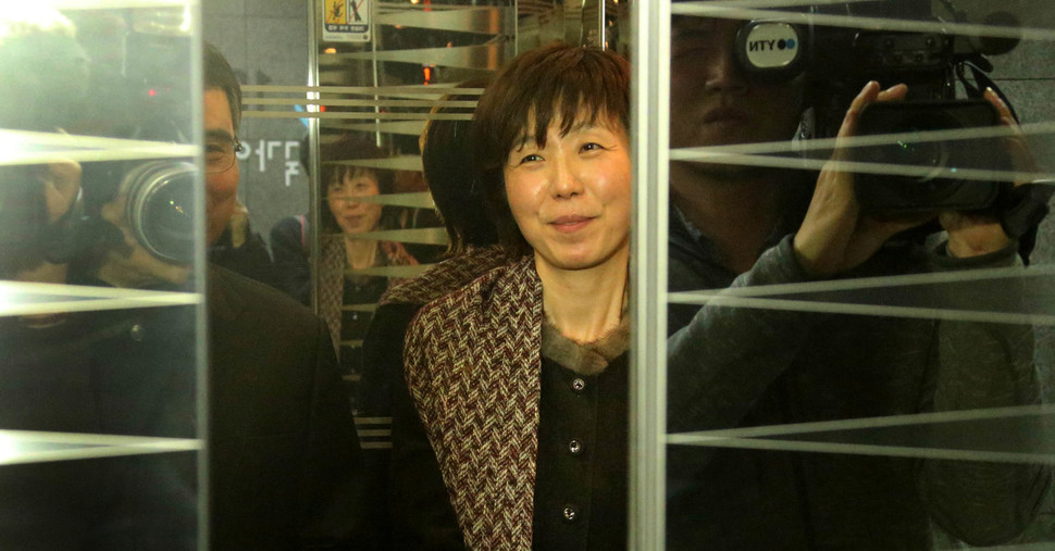 이선애 헌법재판관 내정자가 6일 오후 양승태 대법원장의 지명을 받은 뒤 서울 중구 삼일대로 국가인권위원회 브리핑룸에서 소회를 밝히고 승강기에 올라 문이 닫히길 기다리고 있다. 이정우 선임기자 woo@hani.co.kr